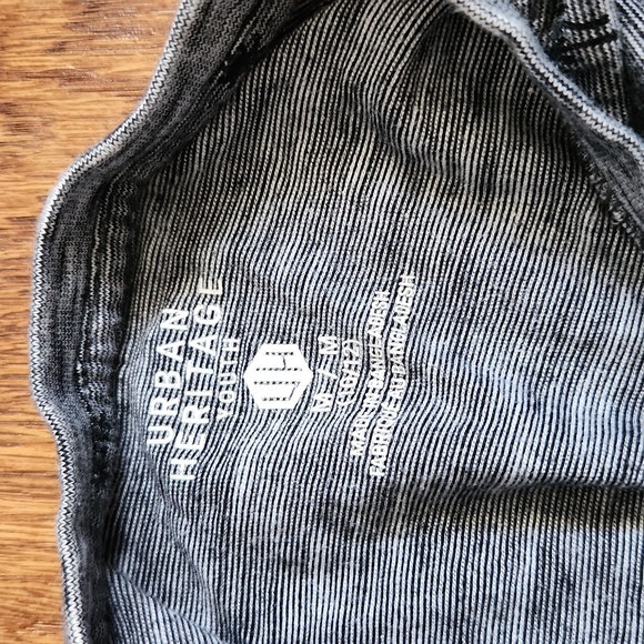 Boys Urban Tee - Size Medium (10-12) - Picture 3 of 4